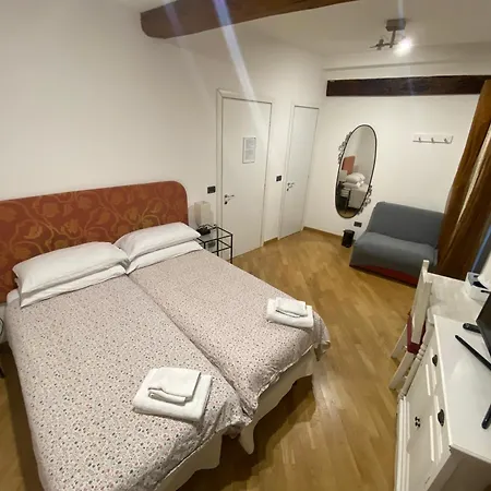 Guest house B&B And Home La Piazzetta Della Pioggia 2*
