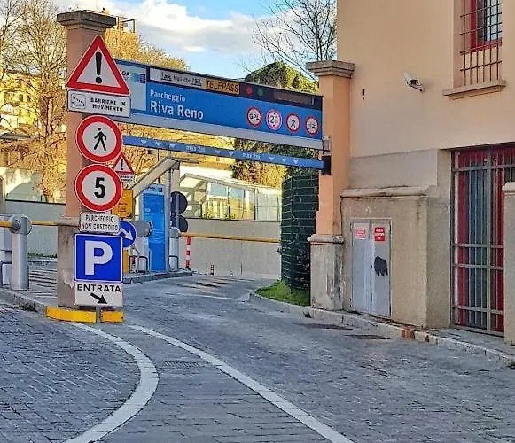 And La Piazzetta Della Pioggia Bologne