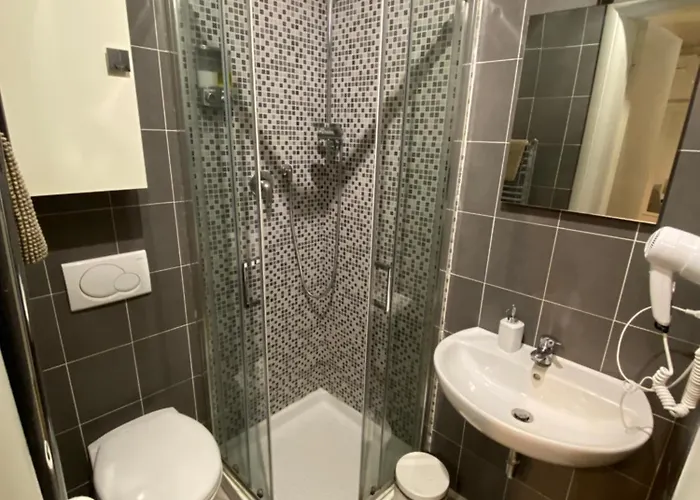 And La Piazzetta Della Pioggia Bologne