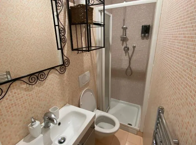 Konukevi And La Piazzetta Della Pioggia 3*