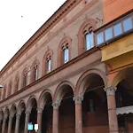 Πανσιόν And La Piazzetta Della Pioggia